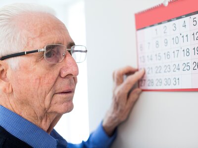 Online-Pflegekurs Demenz – Unterstützung für Angehörige im Alltag | © PflegeBetreuer | unabhängige Pflegeberatung Älterer Mann mit Demenz betrachtet einen Kalender – Symbolbild für Online-Pflegekurs | © PflegeBetreuer | unabhängige Pflegeberatung